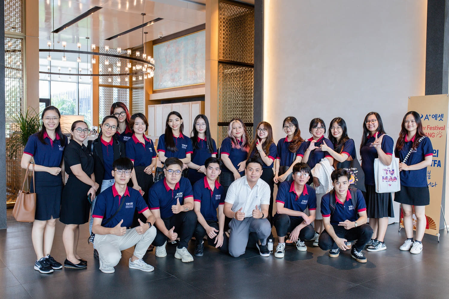 field-trip-chuyen-di-trai-nghiem-thuc-te-cua-sinh-vien-vnuk-tai-shilla-monogram