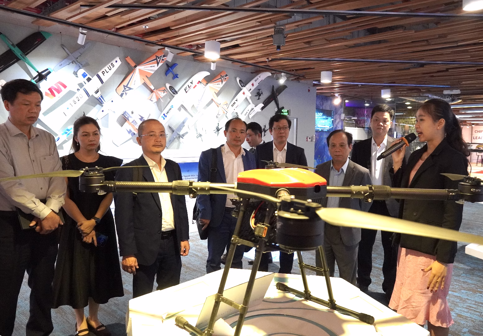 Đoàn công tác ĐHĐN và đại diện VNUK tham quan khu vực trưng bày công nghệ lõi UAV của CT Group