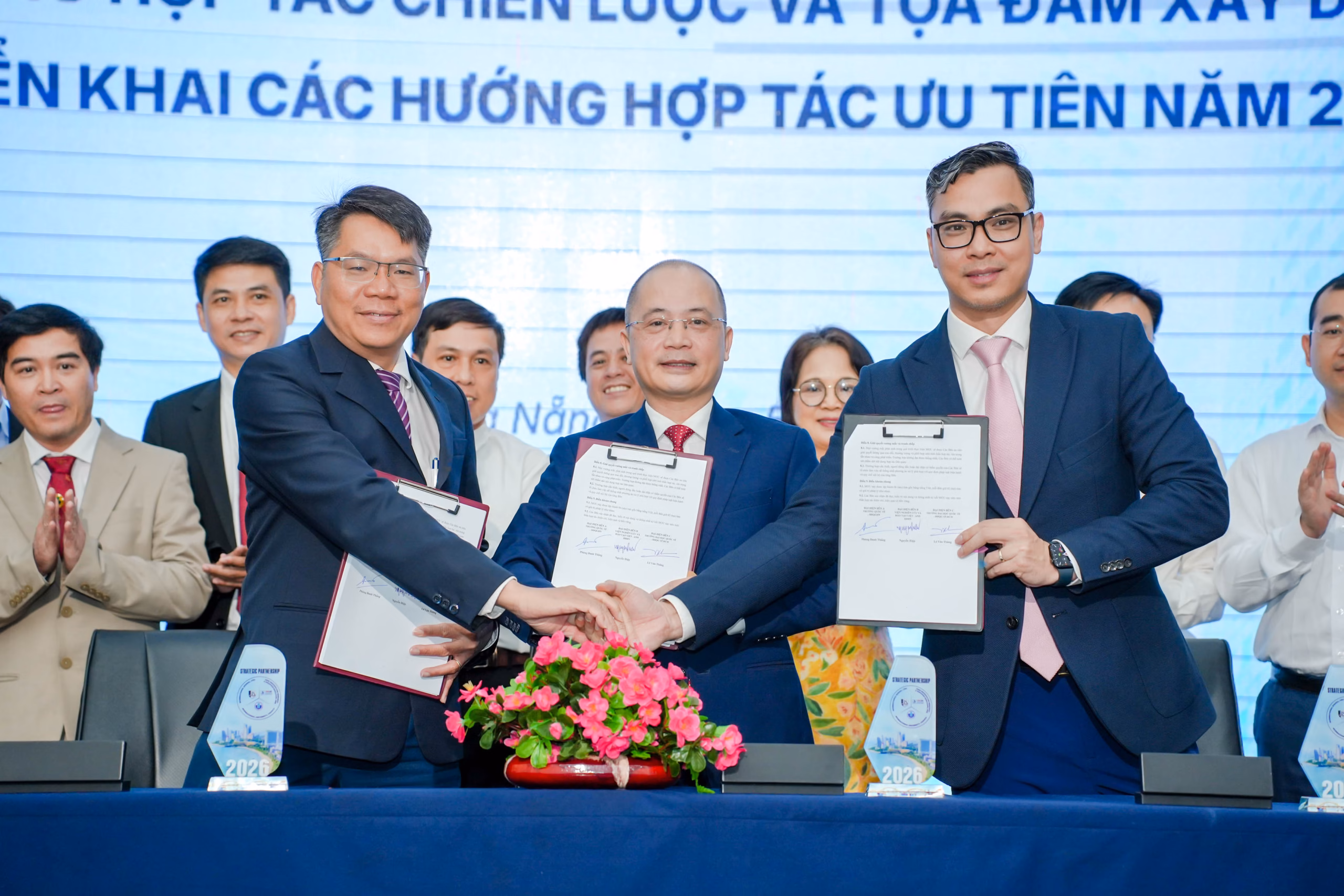 Sinh viên VNUK nghiên cứu thực hành tại không gian sáng tạo Maker Space hiện đại