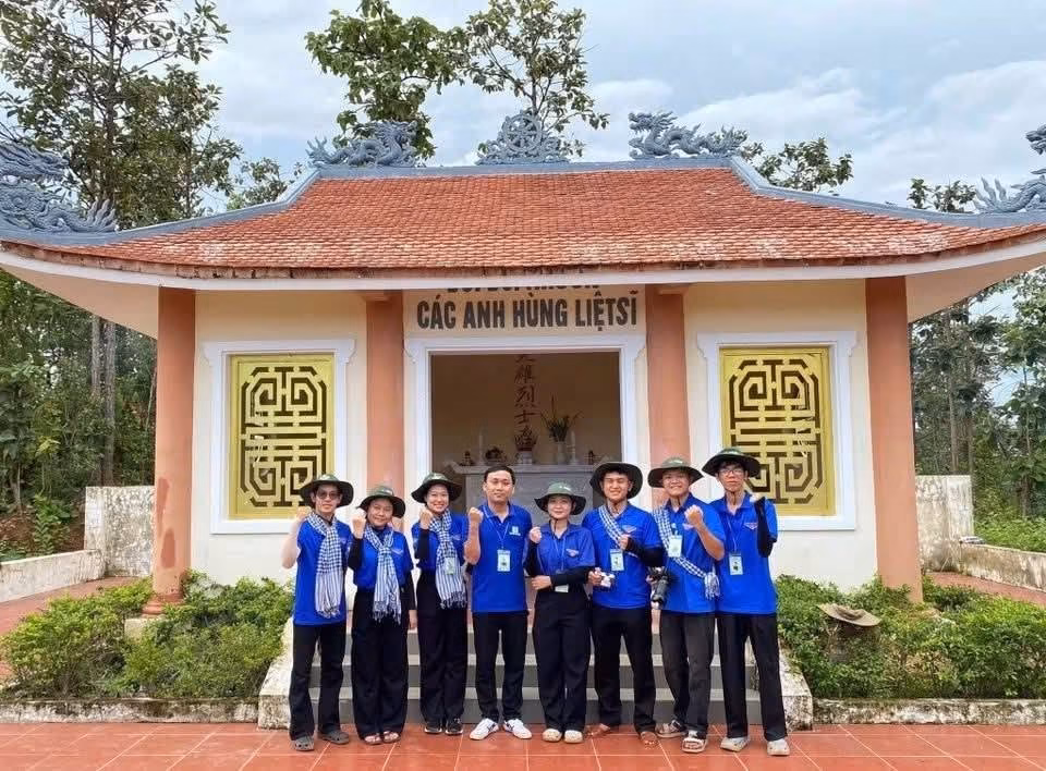 Tuổi trẻ VNUK dâng hương tri ân các Anh hùng Liệt sĩ trong Chiến dịch Mùa hè xanh 2026
